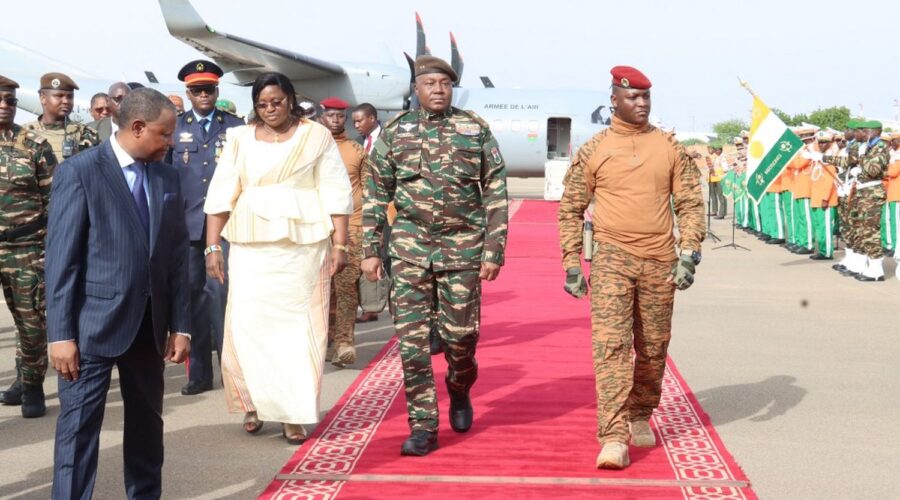 Le Burkina Faso, le Mali et le Niger s'unissent au sein d'une "Confédération des Etats du Sahel"
          Les trois pays du nord-ouest de l'Afrique ont acté leur alliance lors de leur premier sommet à Niamey, au Niger, qui entérine leur rupture avec le bloc ouest-africain.